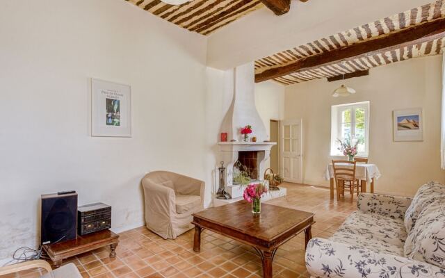 Quaint Holiday Home in Rustrel With Swimming Pool