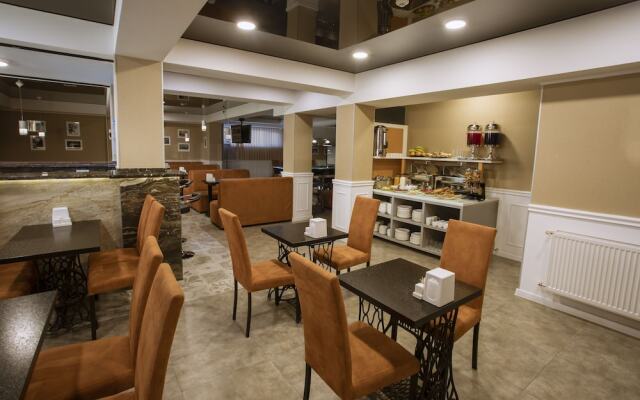 Hotel West