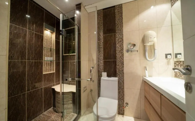 Luxury Three bedroom Apt Al Yasmin