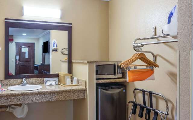 Econo Lodge Inn & Suites Escondido Downtown