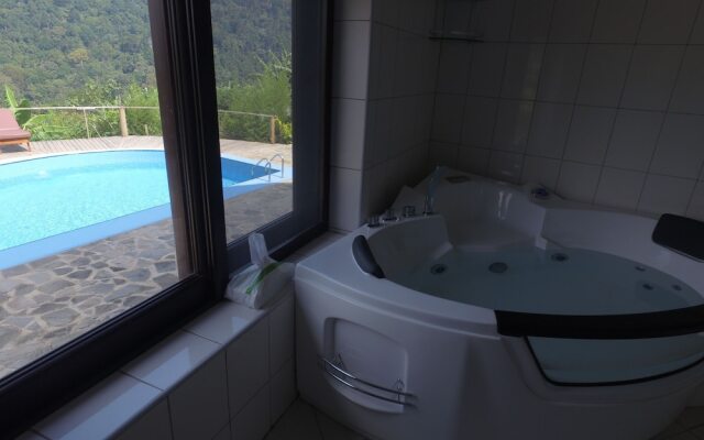 Trackers Safari Lodge Bwindi