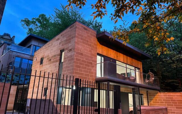 DESIGNER HOUSE - University of Glasgow / Central Glasgow 'Hillhead' West End G12 - Luxurious & Contemporary Detached House / Terrace / Garden / 'electric car charging' Garage Parking