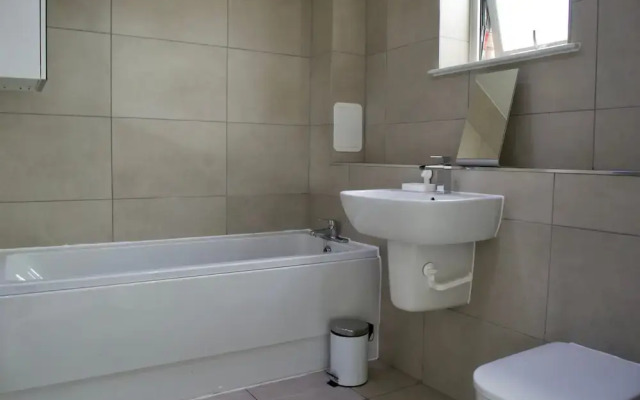 Modern 2 Bedroom Apartment With Parking