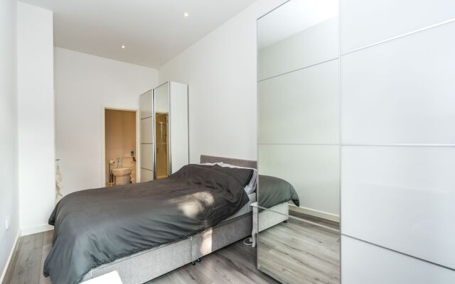 Modern 3BD House Near Heathrow and Tube Station