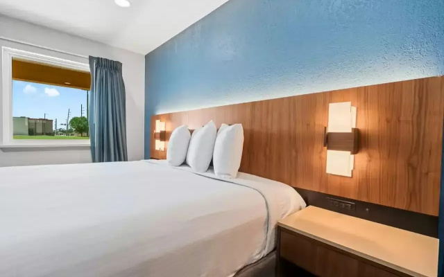 Econo Lodge Inn & Suites Sealy