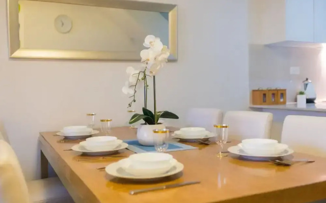 Near Airport & Train Station Stylish Two-Story Apartment