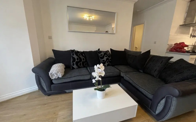 Modern 2 bed Apartment With sea Views