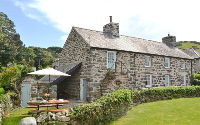 Ty Newydd