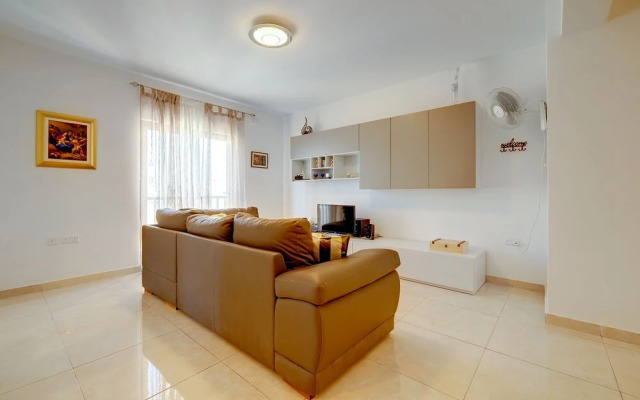 Stylish, Bright and Airy Apart in Central Bugibba