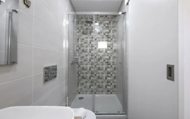 Olivais Modern by Homing