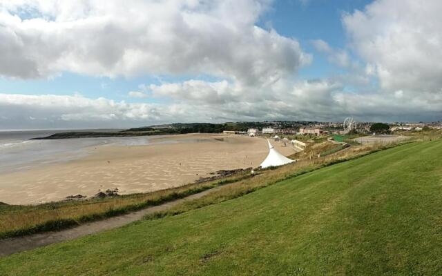 Spacious townhouse with sea views near Cardiff