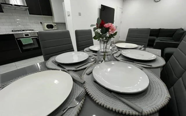 Spacious 4 Bed Home - Sleeps 7, Garden & Parking