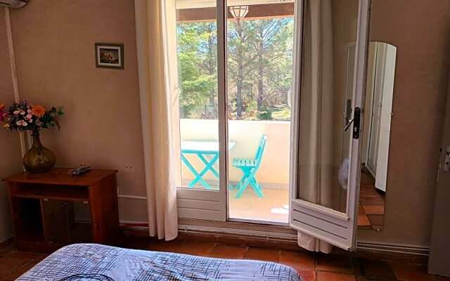 Chambres tomate, dans maison avec petit escalier et Stanna, à 6km du festival de piano de la roque d'anthéron