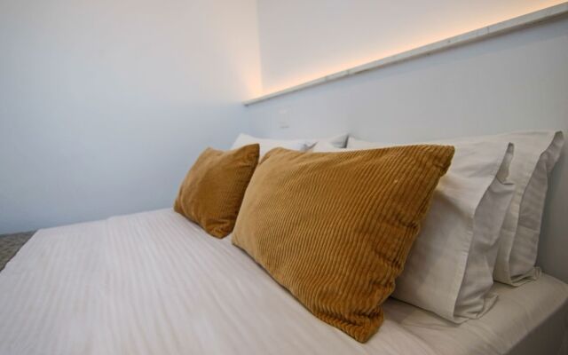 Phaedrus Living: Seaside Executive Flat Harbour 207