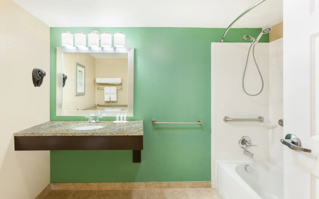 Baymont by Wyndham Midland Center