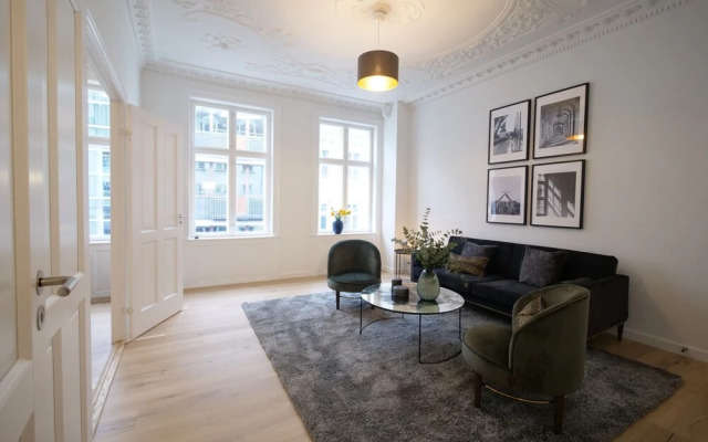 Sanders King - Smart 4-bdr Apt in City Center