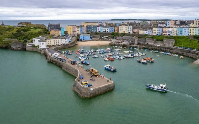 Tenby Studio Apartment - Stroll to Beach and Town