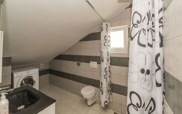 Spacious Villa in Maslenica with Swimming Pool