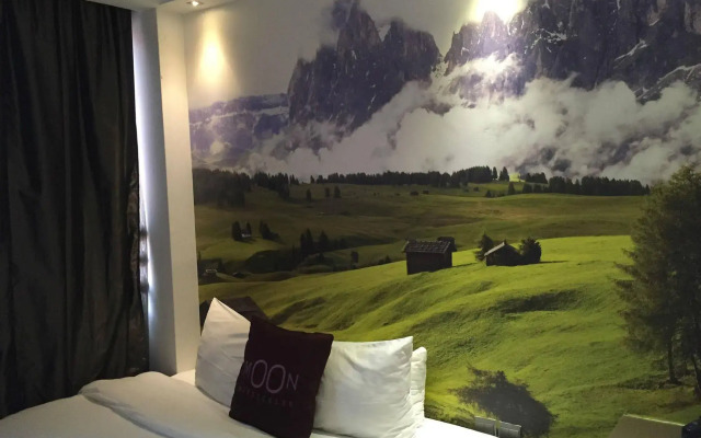 Lion Peak Dickson Hotel