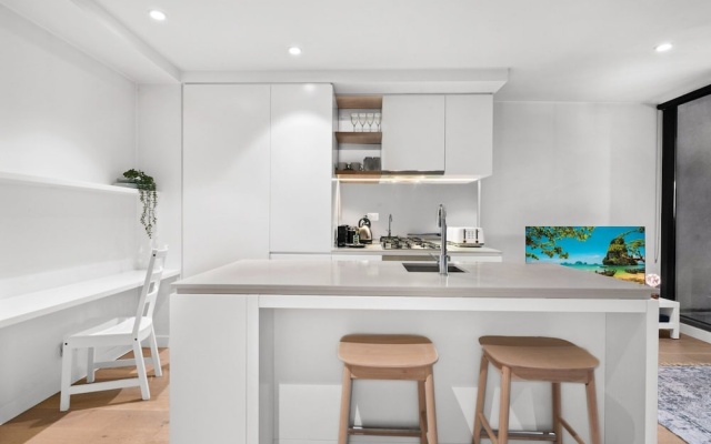 Stylish Apartment in Ikebana Complex – Guest Rooms – Melbourne