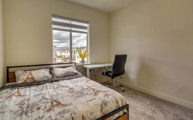 California Midterm Rental With Fenced Yard!