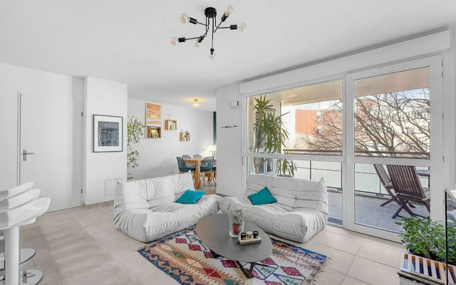 Beautiful And Spacious Apt At 19 Min From Downtown