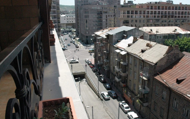 Luxury Apartment In The City Heart On North Avenue