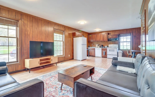 7 Mi to Downtown Toledo: Pet-friendly Apartment