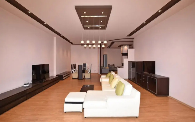 Spacious Apartment by Luxe Group TT606