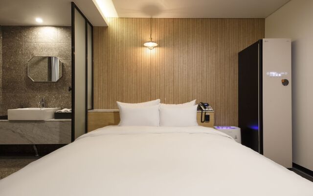 Wall Hotel Cheonan Cheongsu