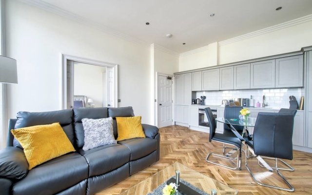 Modern Home 5 Minutes Walk From Princes Street