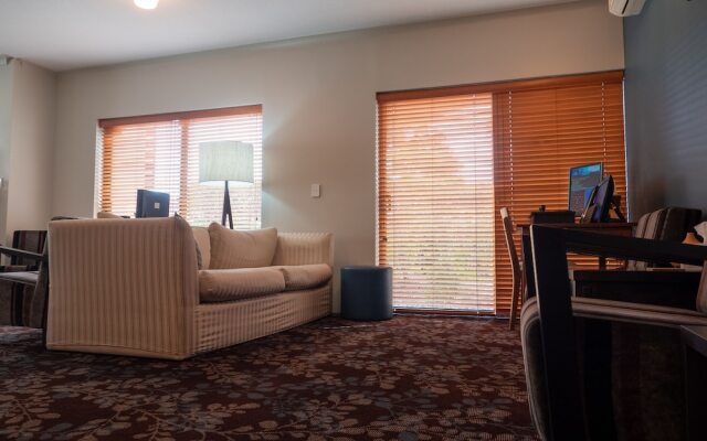 Airport Admiralty Motel