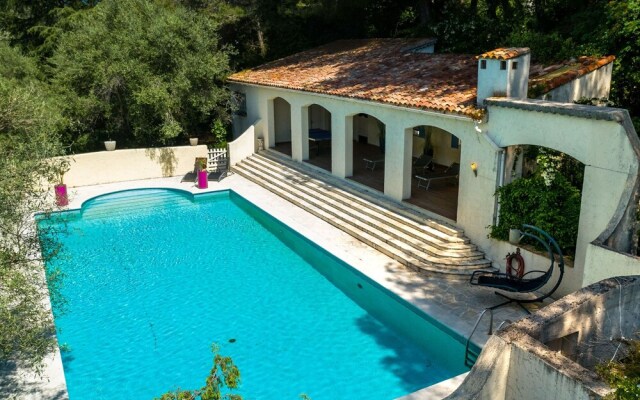 Spacious Villa in La Gaude With Swimming Pool