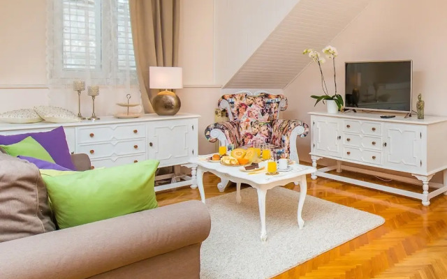 Apartments and rooms Perla