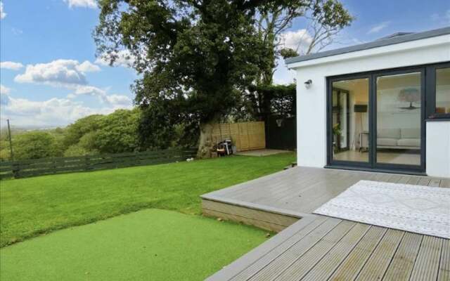 Beautiful 4-bed House With Countryside Views