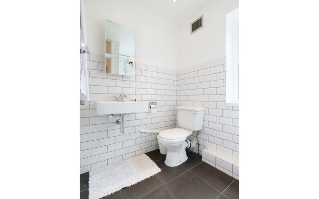 Beautiful, Bright and Spacious Flat for 4