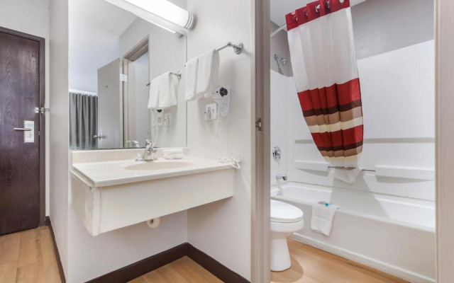 Red Roof Inn & Suites Omaha - Council Bluffs