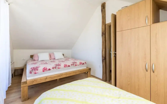 Awesome Caravan in Slunj with Hot Tub, WiFi & 2 Bedrooms