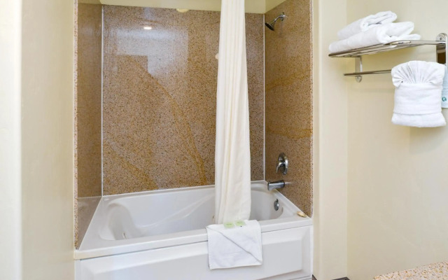 Edgewater Inn And Suites