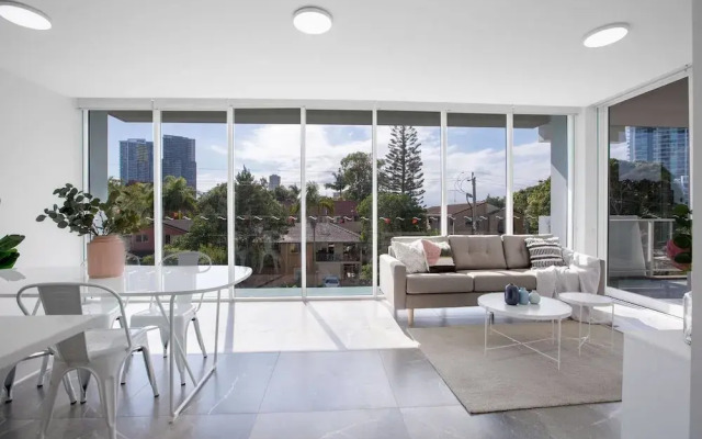 Wow Southport Apartment Near Light Rail Station