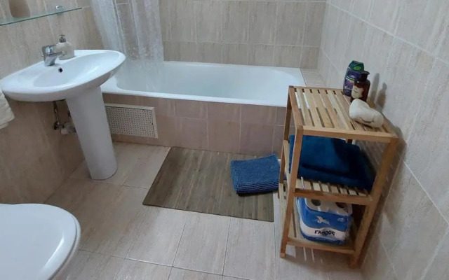 Queens Gardens suite by the sea, pool and mall