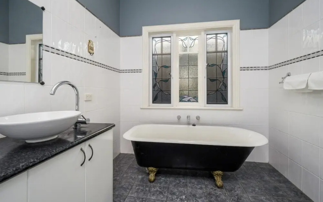 Incredible 3-bed Renovated Home With Huge Garden