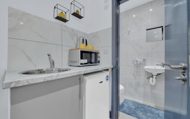 Serviced Ensuite Studio in Feltham London Heathrow