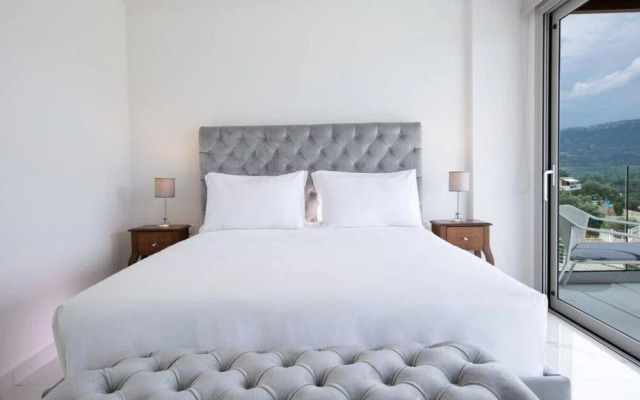 Villa O OFF White in Lefkada