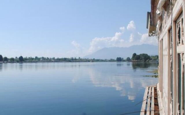 Heaven Breeze Group of Houseboats