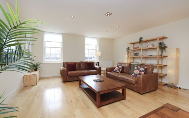 JOIVY Executive 2-Bed Apt With Stunning Roof Terraces