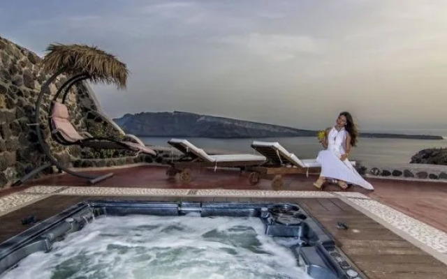 Oia's Sunset Apartments