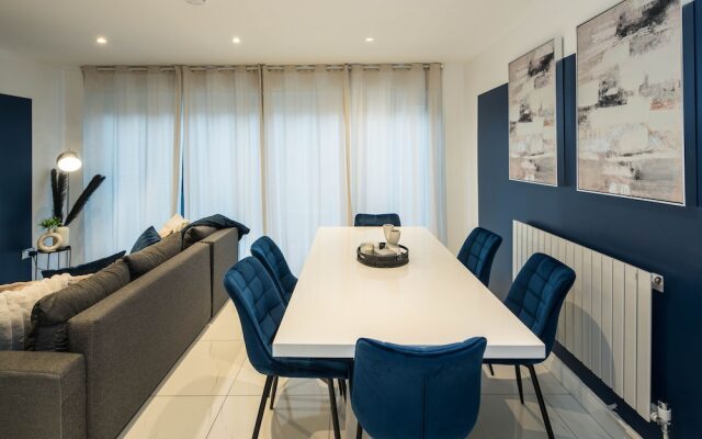 Charming 2-bed House in Central