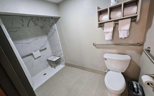 Coratel Inn & Suites by Jasper Park City - Wichita North