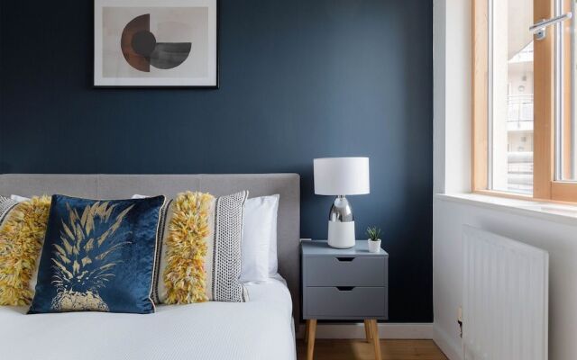 Beautiful Bow Apartment